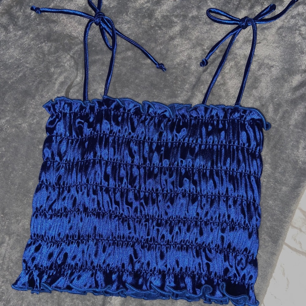 Navy blue ruched crop top ! 💙